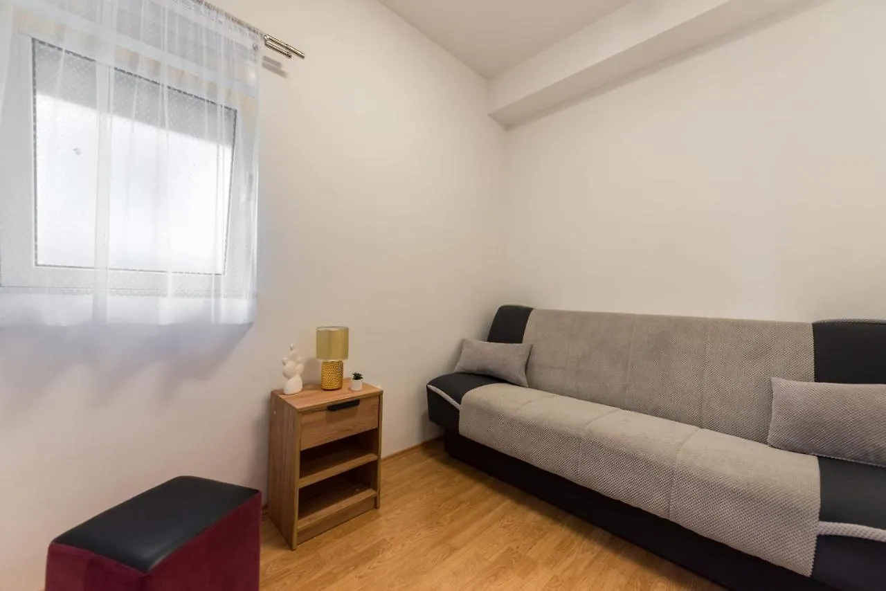 Suit B&R Split Kroatien